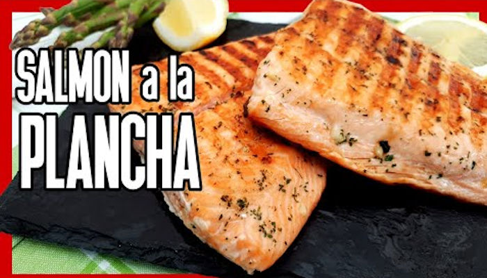 Receta de salmón a la plancha jugoso con gulas y salsa de olivas y anchoas
