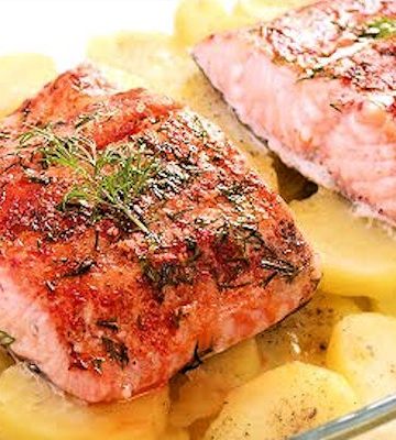 Receta de salmón al horno con patatas y gambas