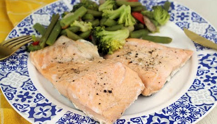 Receta de salmón al vapor con verduras y crema