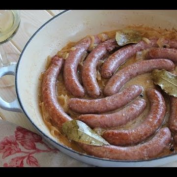 Receta de salchichas frescas con cebolla y vino blanco